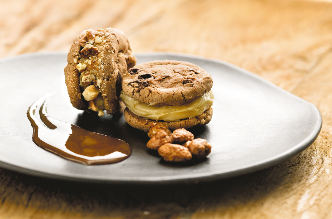 Maxi Cookie de Chocolate com Sorvete de Baunilha e Calda