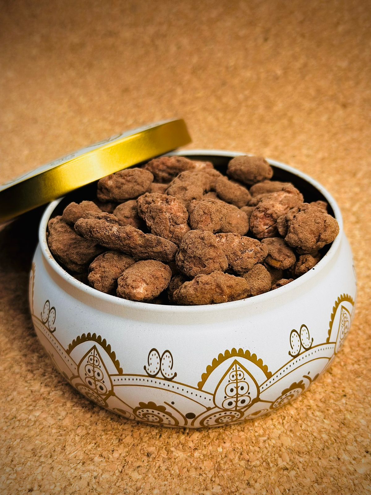 Lata aberta com nuts cobertas de cacau.
