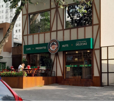 Fachada de uma loja Nutty Bavarian com espaço externo e identificação de café, presentes e nuts.